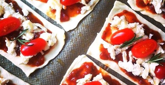 Слойки с козьим сыром, помидорами черри и розмарином