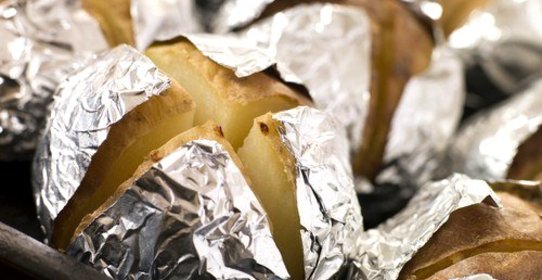 Ароматный картофель с луком в фольге на гриле