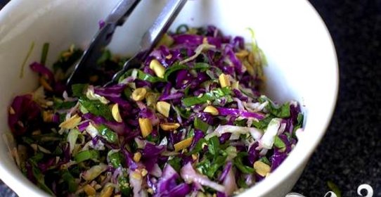 Салат с капустой и арахисом