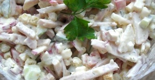 Весенний овощной салат с копченым сыром и окороком