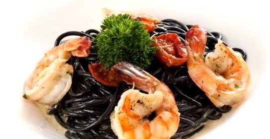 Черные спагетти с лососем и моцареллой