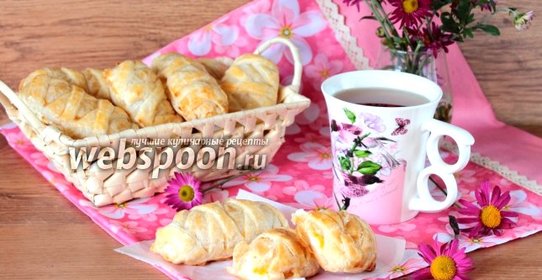 Слойки с творогом и персиками