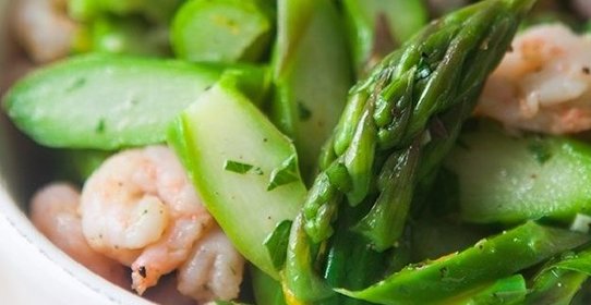 Салат со спаржей и креветками