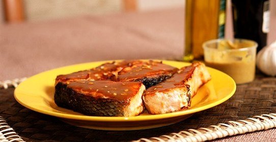 Запеченые в черном перце кусочки лосося, маринованные в кленовом сиропе