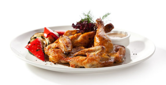 Куриные крылышки в соусе барбекю с запеченными овощами