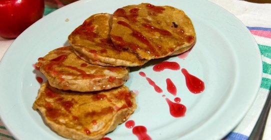 Оладьи из цельнозерновой муки с яблоками
