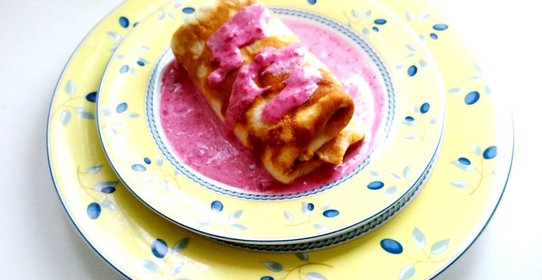 Блины на минеральной воде с малиново-сметанным соусом