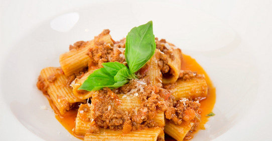 Ригатони с рагу из ягненка