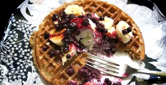 Бельгийские вафли с черничным соусом