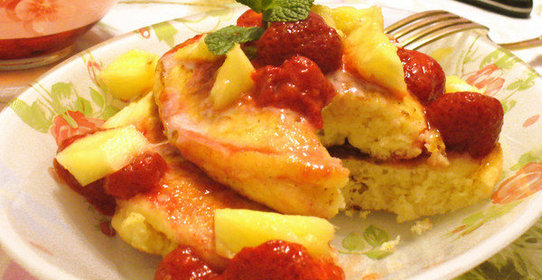 Оладьи pancake с клубникой и ананасом