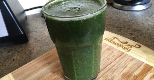 Зеленый коктейль с ростками подсолнуха