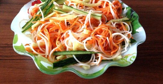 Фунчоза с морковчой и свежим огурцом