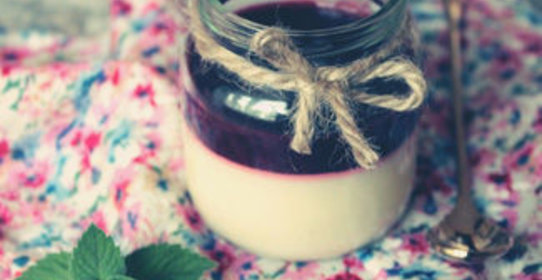 Панна котта с малиновым соусом и мятой