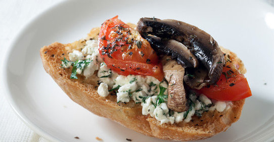 Тост с творогом, помидором и грибами