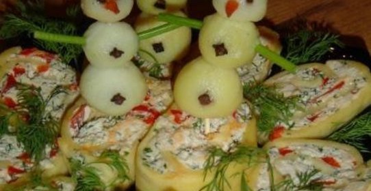 Новогодний рулет из сыра закуска Снеговик