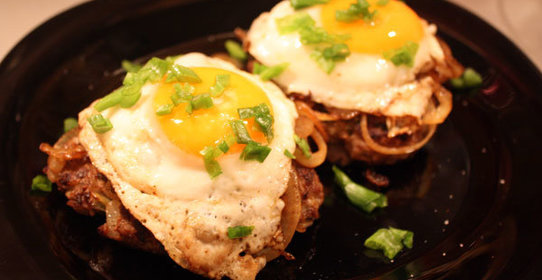 Рубленый бифштекс по-гольштейнски