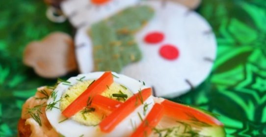 Новогодние кростини с муссом из семги