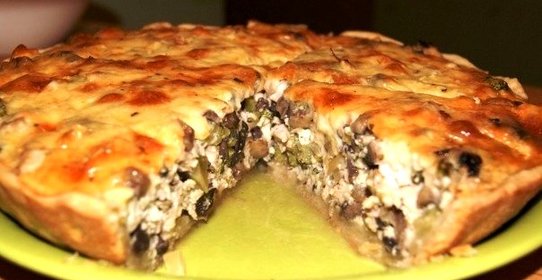 Лоранский пирог с курицей, грибами и брокколи
