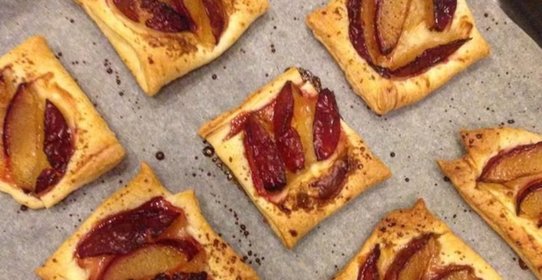 Пикантные слойки со сливами