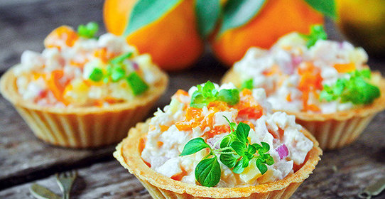 Салат с копченой курицей и мандаринами