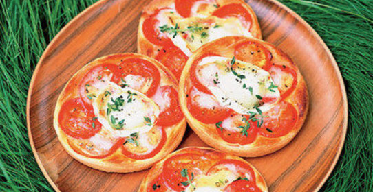 Слойки с козьим сыром и помидорами