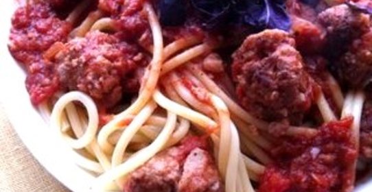 Спагетти болоньезе с тефтелями