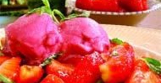 Сорбе из красного вина с клубникой