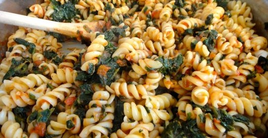 Макароны с жареными помидорами и шпинатом