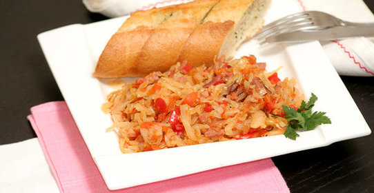 Тушеная капуста с копченостями