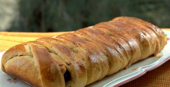 Пирог с сулугуни из слоеного теста