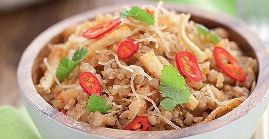 Хрустящая лапша со свининой, креветками и тофу