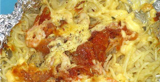 Запеченные спагетти с колбасой и сыром