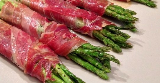 Жареная спаржа с хамоном