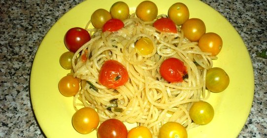 Спагетти с помидорами черри