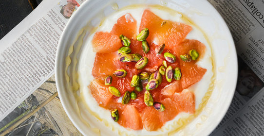 Салат с грейпфрутом, фисташками и сиропом агавы