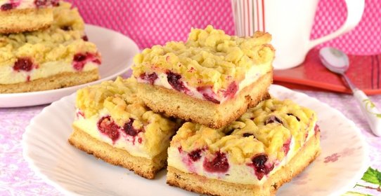 Песочный пирог с меренгой и ягодами