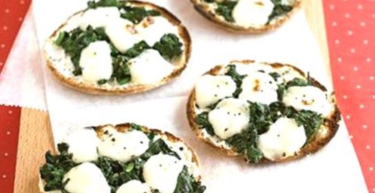 Мини-пиццы со шпинатом и сыром