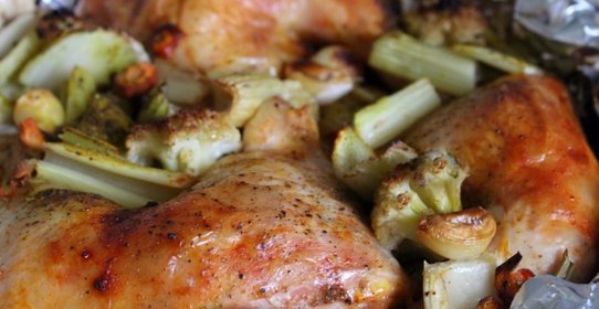 Куриные окорочка, запеченные с сельдереем и цветной капустой