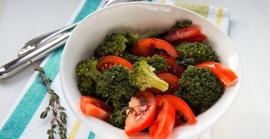 Салат из брокколи и помидор Дыхание весны