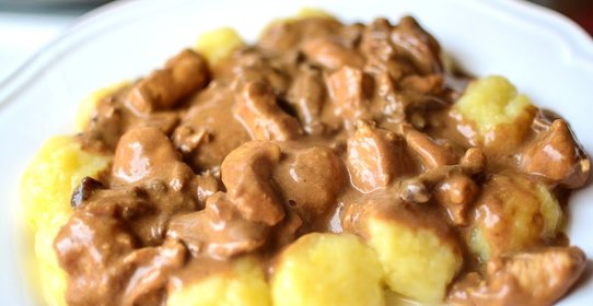 Курица в соусе из лисичек