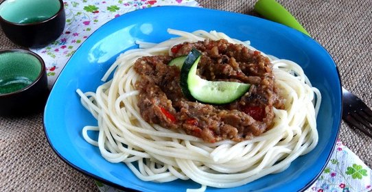 Спагетти под баклажанным соусом