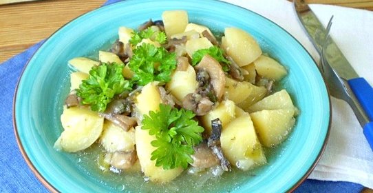 Тушеная картошка с грибами в мультиварке
