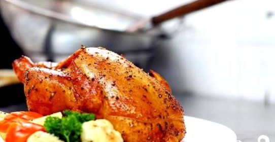 Жареная курица с луком-шалот и помидорами