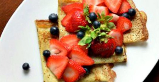 Блины с клубникой и голубикой