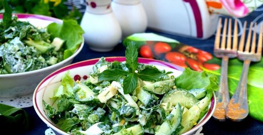 Зелёный салат с яйцом и адыгейским сыром