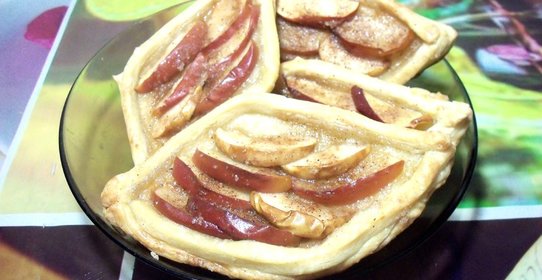 Слойки с яблоками