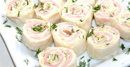 Рулет из лаваша с ветчиной и огурцом