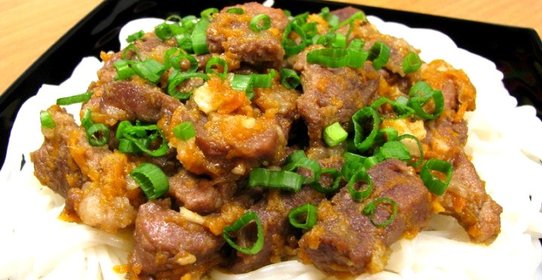 Мясо с луком, морковью и рисовой лапшой