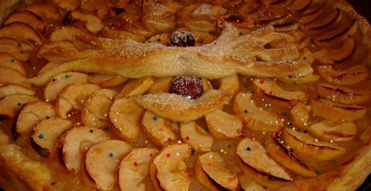 Пирог из слоеного теста с яблочным джемом