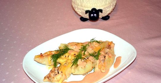 Conchiglie с начинкой из мяса и лука